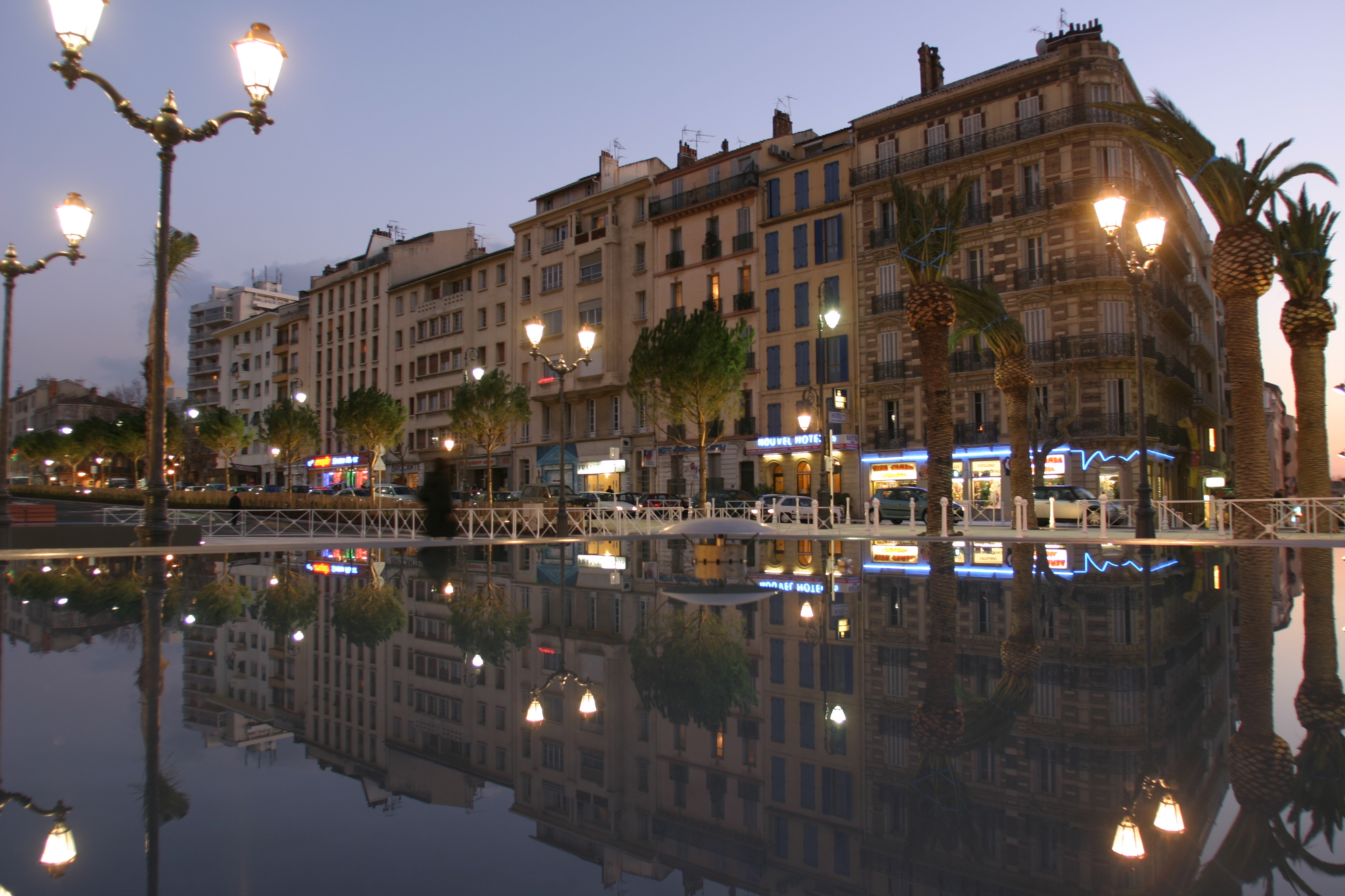 Place Albert - gare routière de Toulon à la tombée de la nuit par AAPL architecte DPLG VAR