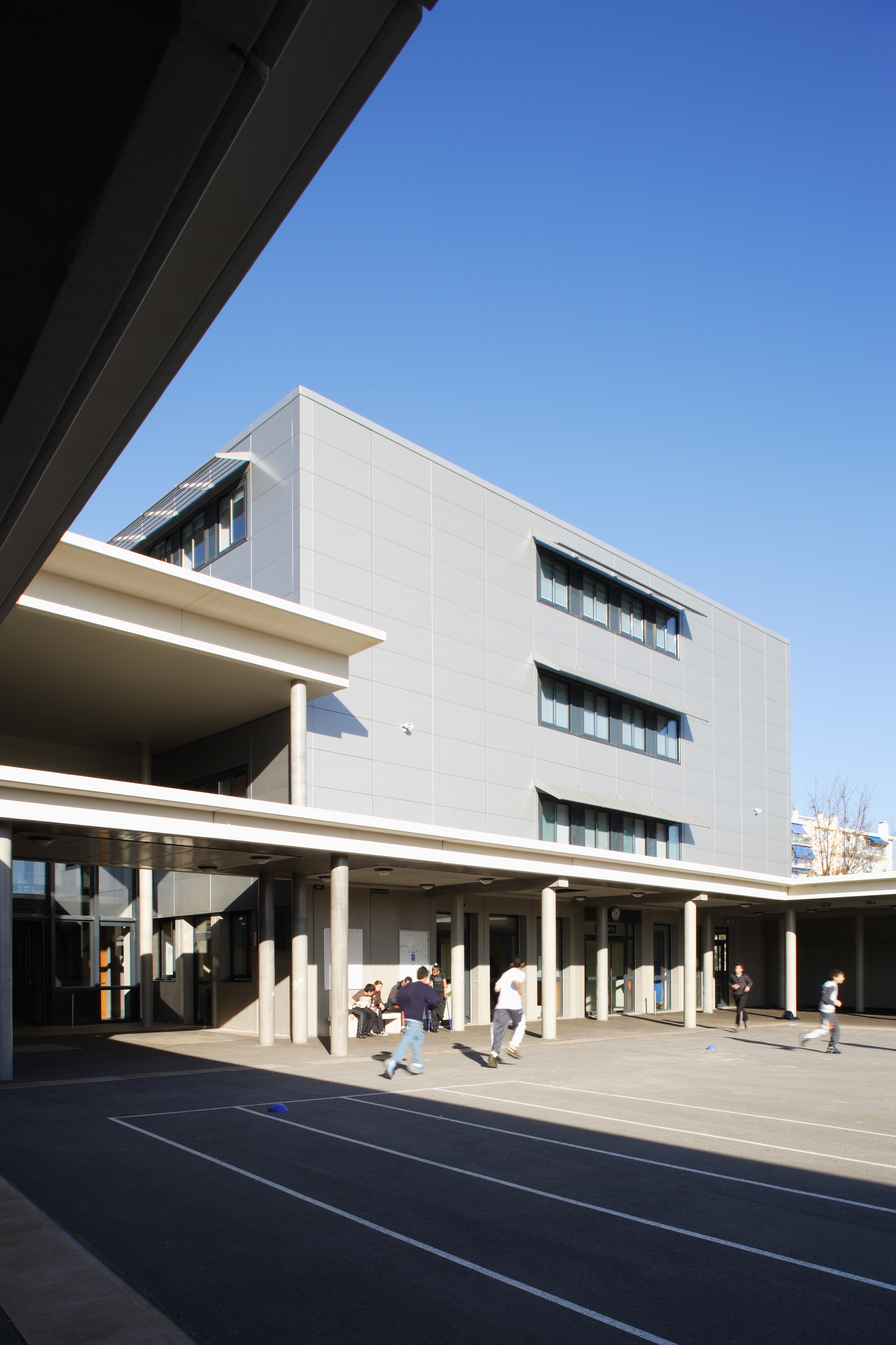 Cour de récréation du Collège Paul Eluard par AAPL architecte DPLG VAR