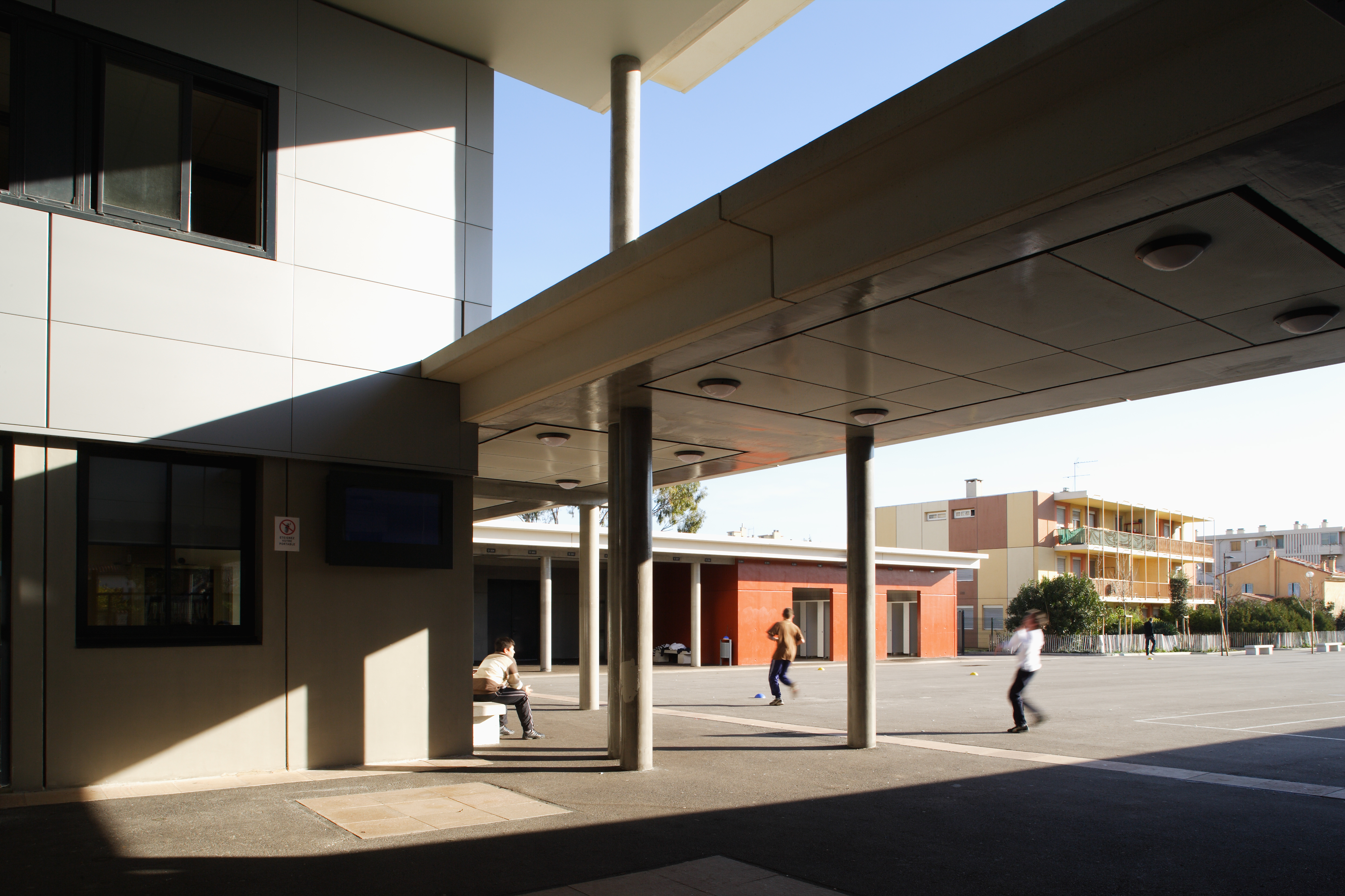 Préau du Collège Paul Eluard par AAPL architecte DPLG VAR