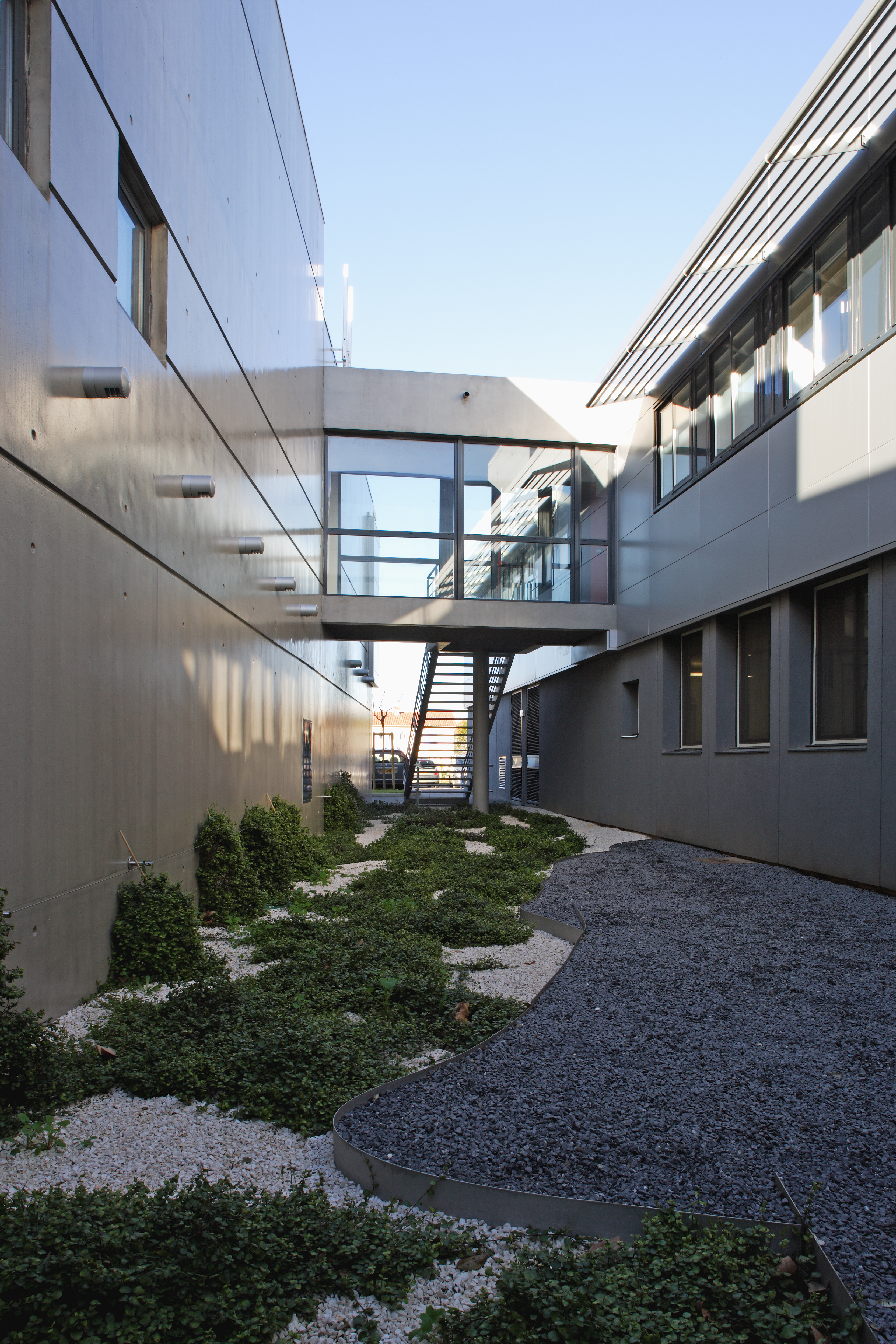 Extérieur Collège Paul Eluard par AAPL architecte DPLG dans le VAR