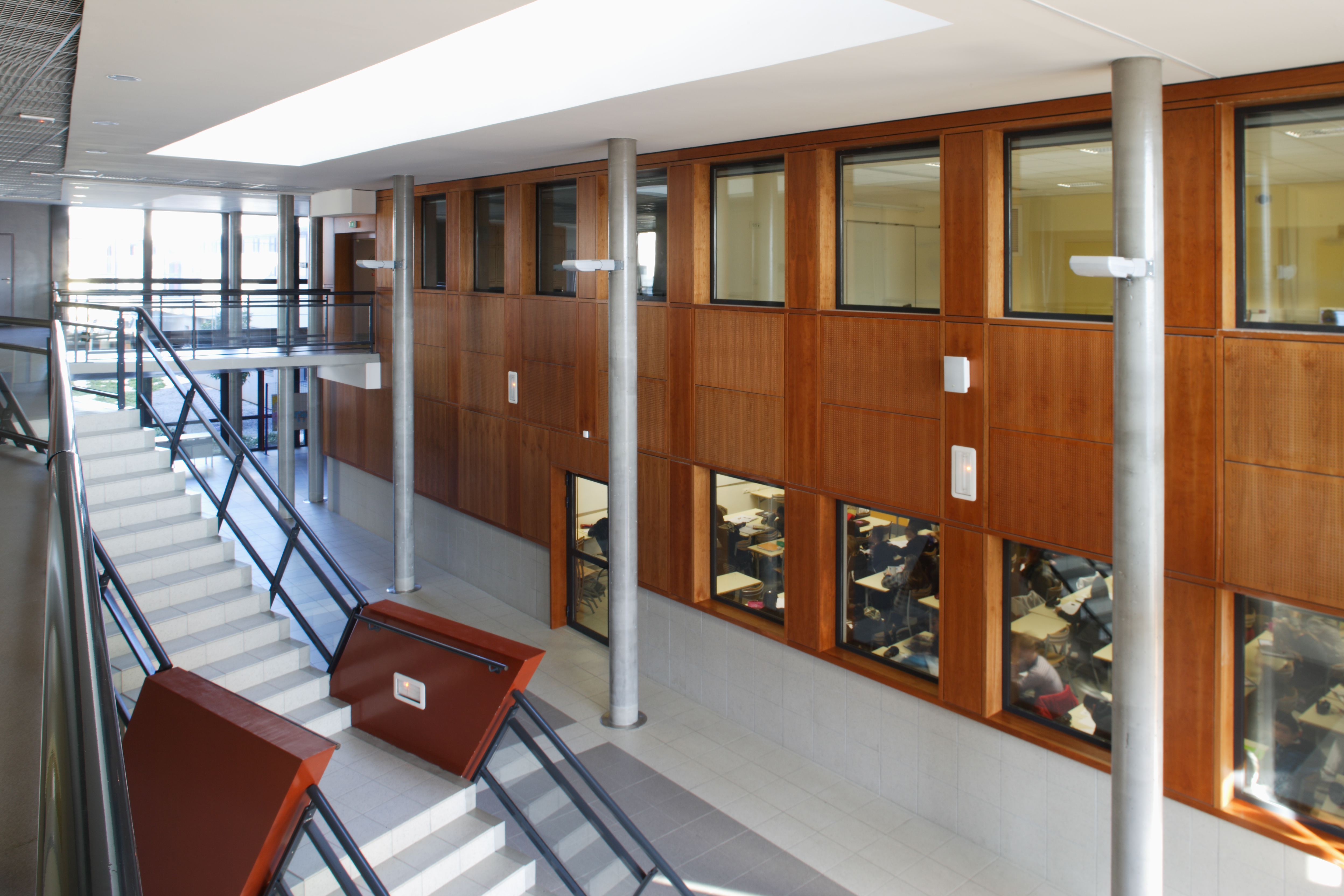 Intérieur Collège Paul Eluard par AAPL architecte intérieur dans le var