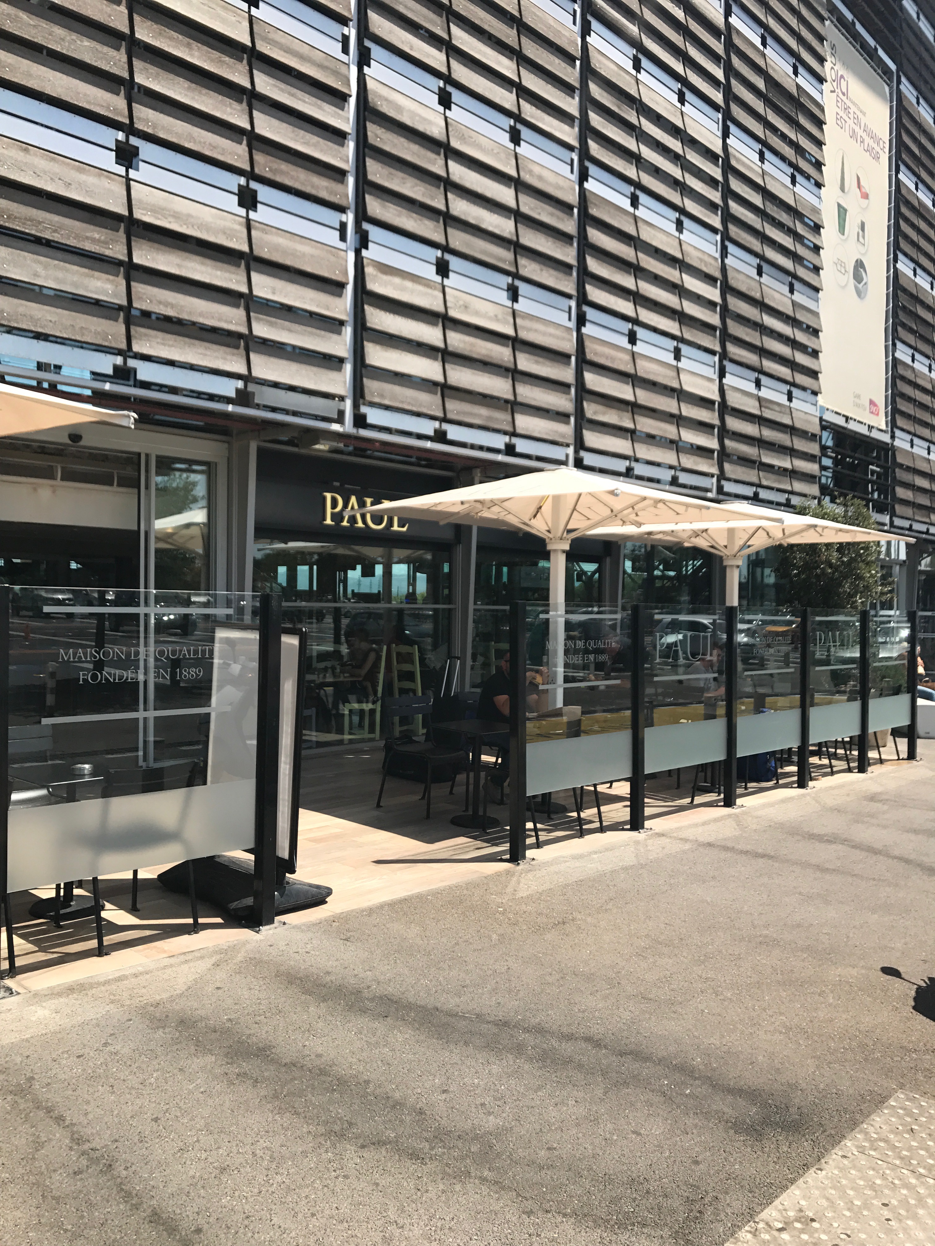 Terrasse boulangerie Paul par AAPL Architecte DPLG VAR