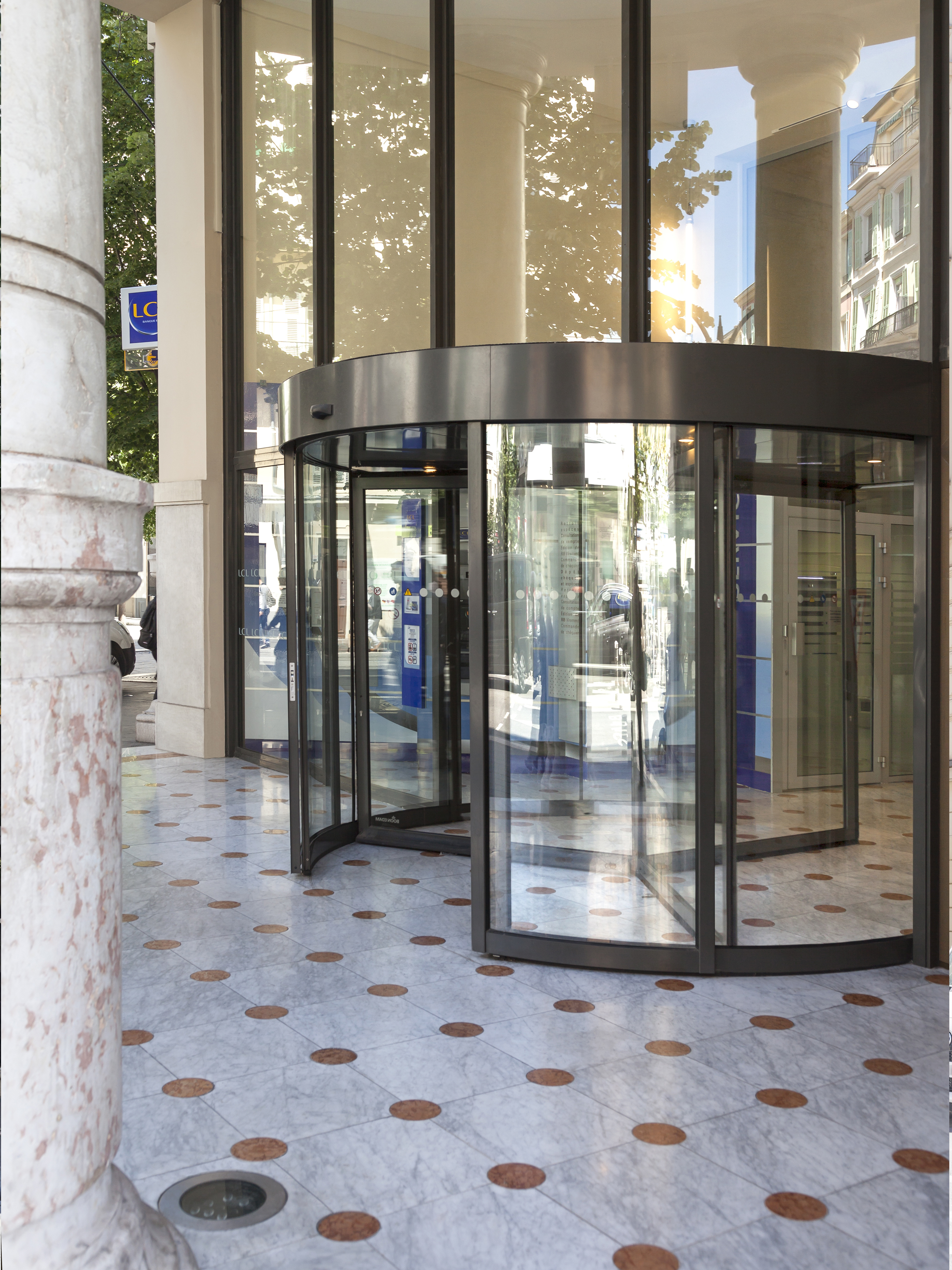 Porte Tournante de la banque LCL par AAPL Architecte DPLG VAR