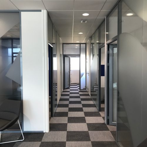 Intérieur banque LCL - Couloir par AAPL architecte design dans le VAR